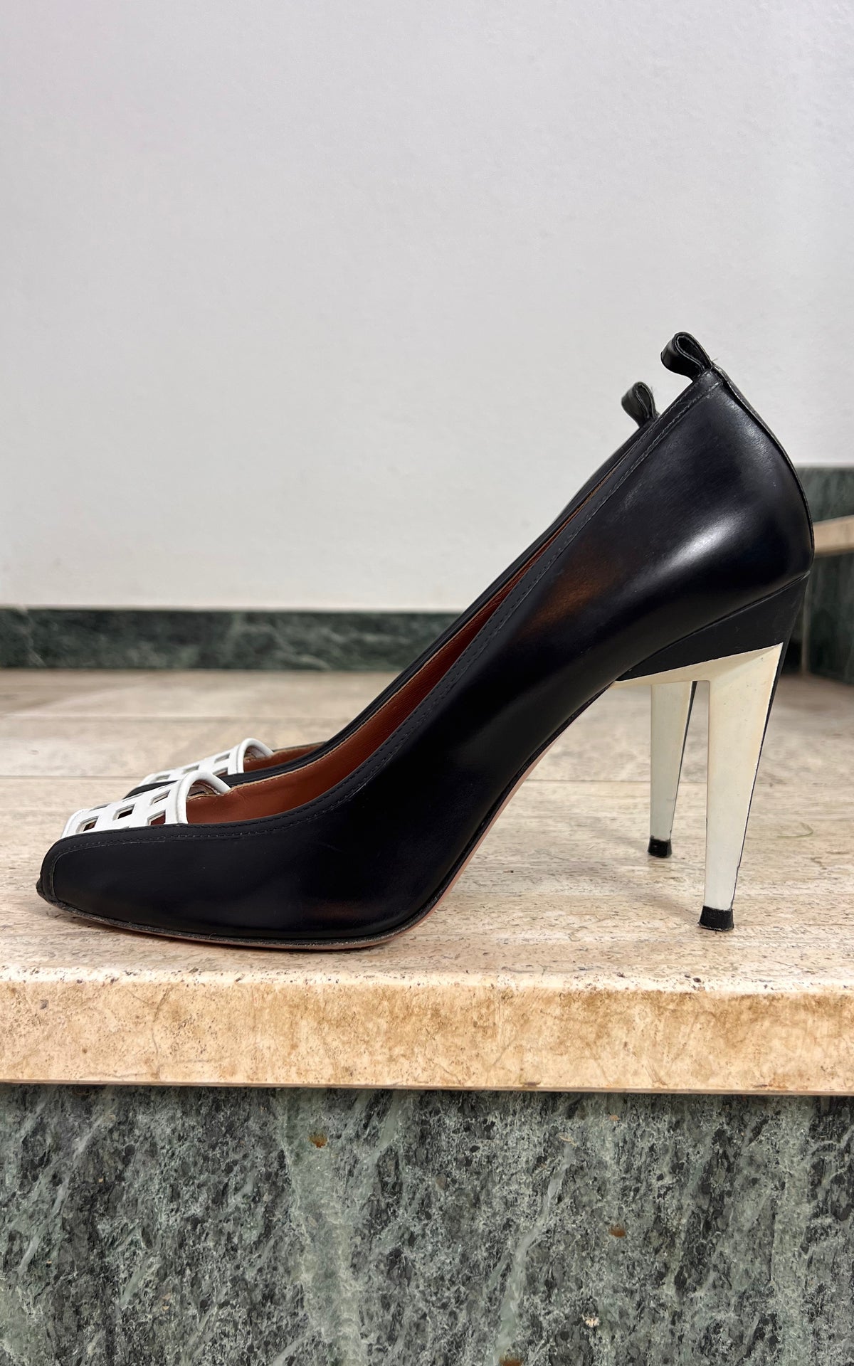 Elegant Sportmax Black and White Heels 41