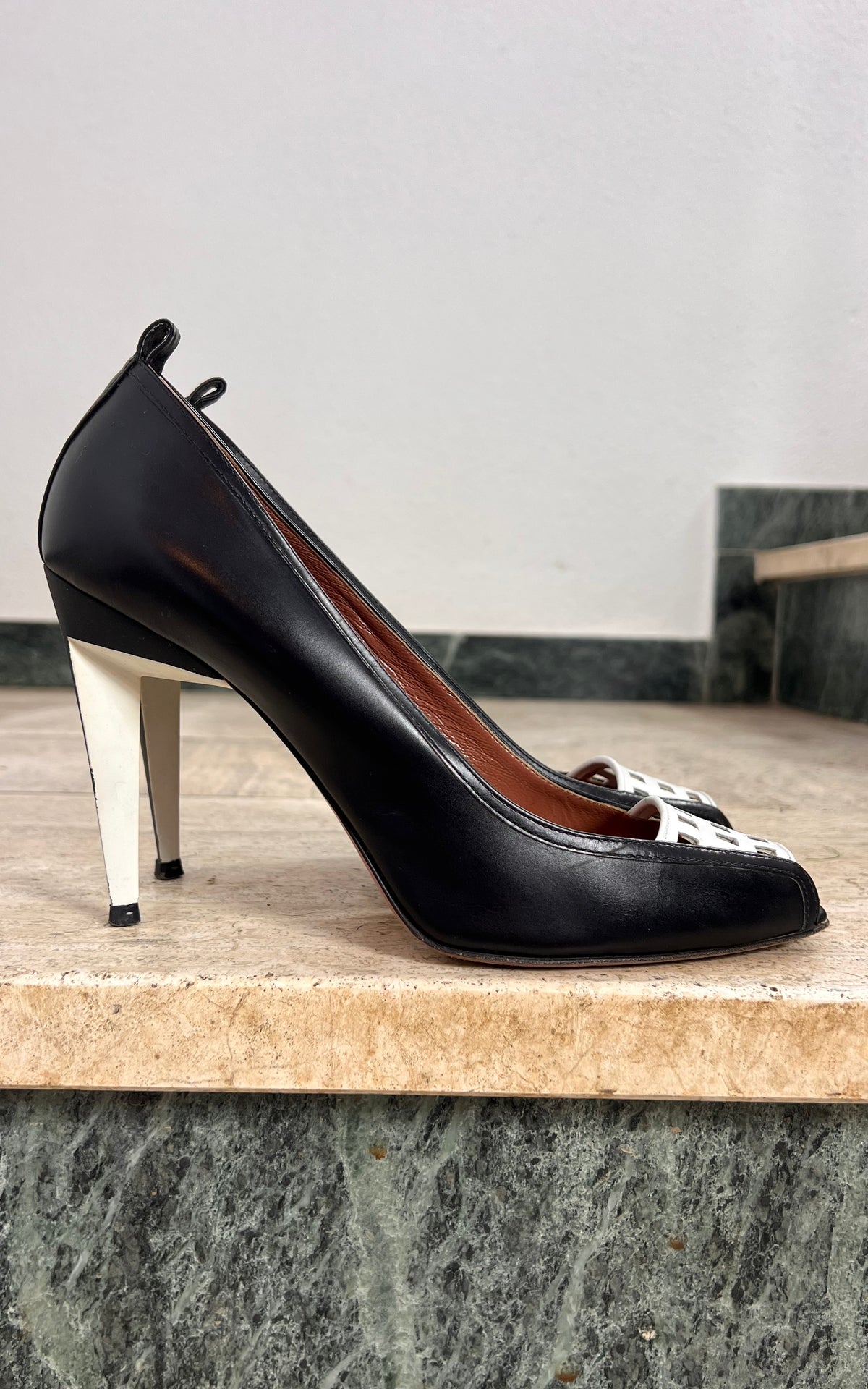 Elegant Sportmax Black and White Heels 41