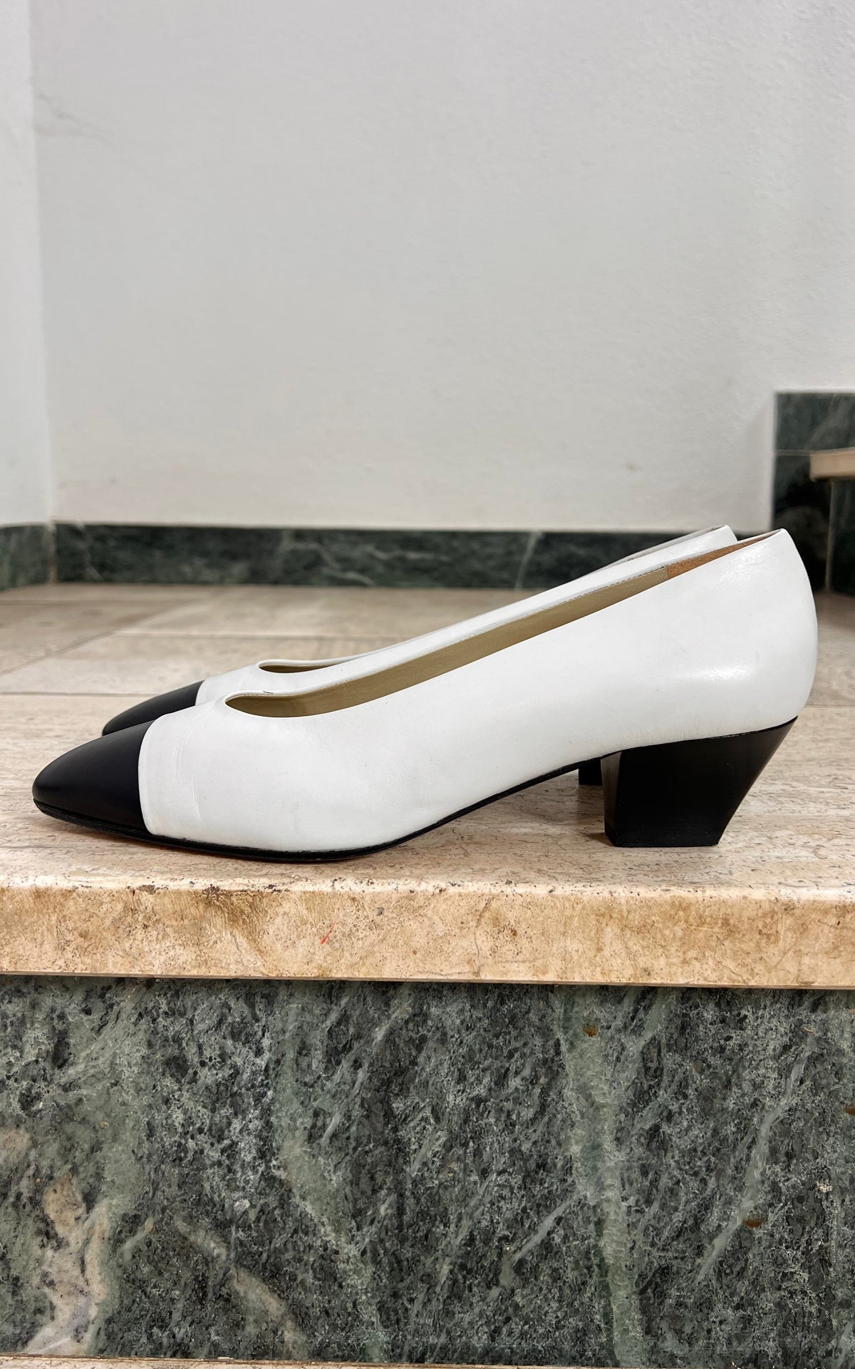 Vintage Elegance Paris Pumps 40